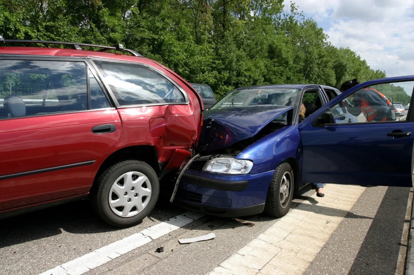 Zwei beschädigte Fahrzeuge nach einem Auffahrunfall